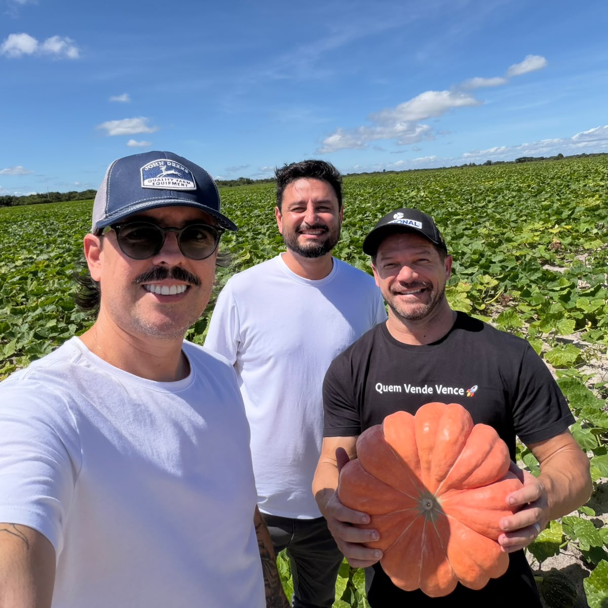 Equipe Celeiro Foods na lavoura de abóboras da Fazenda Palmira