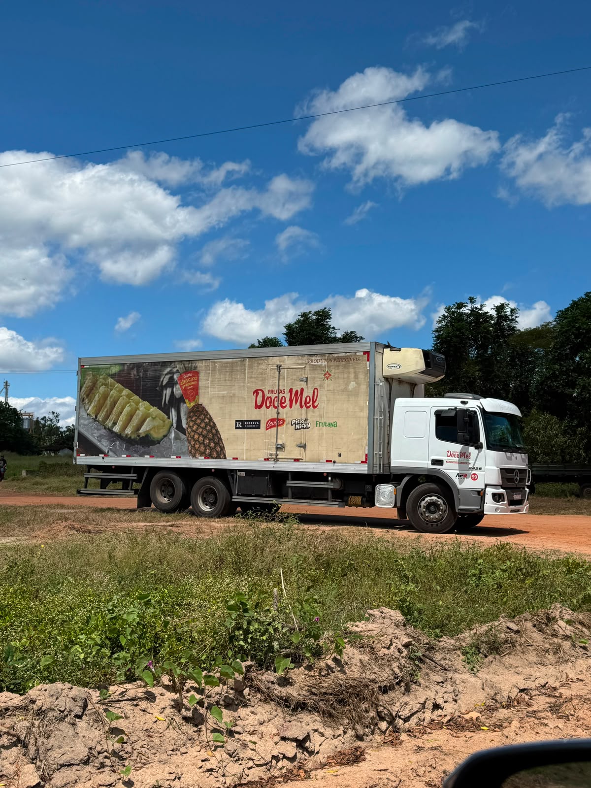Caminhão de distribuição transportando abóboras
