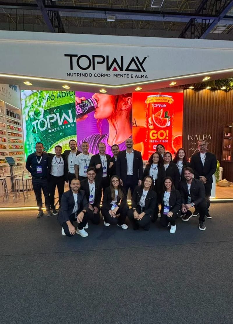 Equipe Topway no estande com marca visível