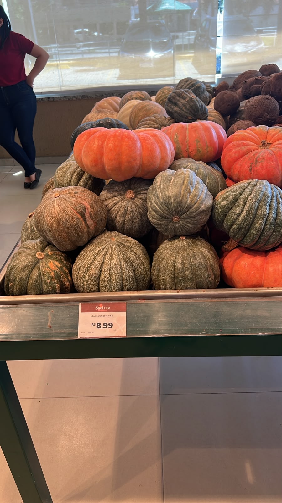 Abóboras Fazenda Palmira expostas em gôndola de supermercado